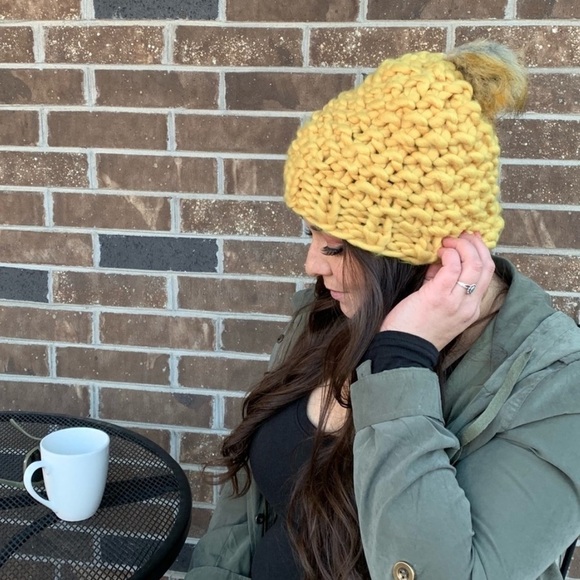 3/$30 🔥 Chunky Knit Yellow Pom Beanie - Picture 1 of 5